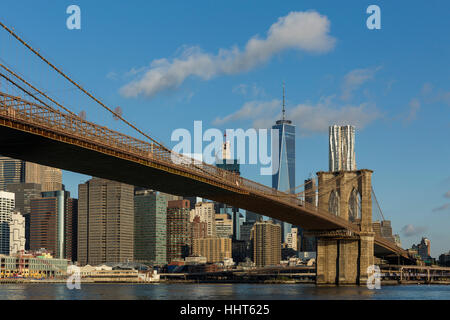 Die Innenstadt von Manhattan und Brooklyn Bridge Skyline Blick vom Brooklyn Bridge Park. August 2016. New York City, Vereinigte Staaten von Amerika Stockfoto