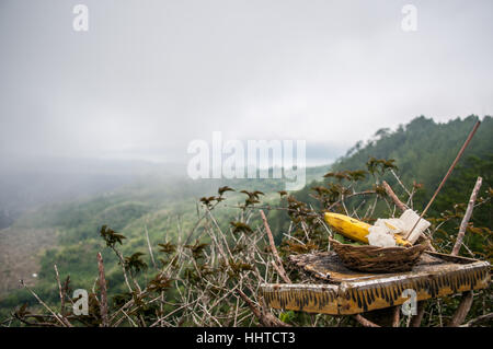 Gaben an die Götter, mit Bananen und Reis, Mont Batur, Bali, Indonesien Stockfoto