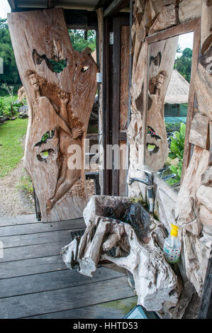 Sanitär Waschbecken gemacht aus Holz, außerhalb des Badezimmers Jatiluwih Reis Terrasse, Bali, Indonesien Stockfoto