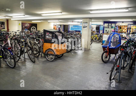Sicherer Fahrradparkplatz im Zentrum von Cambridge unter der Grand Arcade Entwicklung Stockfoto