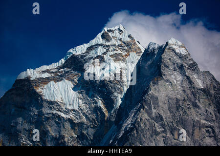 Wolken Reisen einer Bergkette, die von einer base Camp Everest gesehen Stockfoto