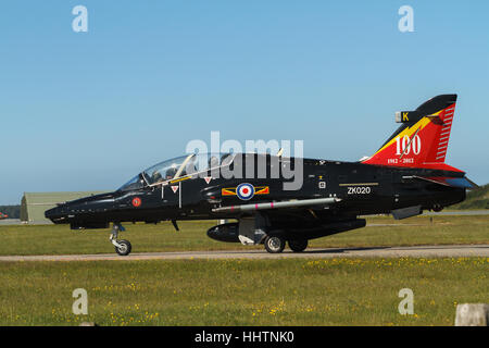 BAE Systems Hawk 128 T2 Trainer eine britische einmotorige fortgeschrittene Schulflugzeug des Rollens bei RAF Valley Nr. 4 Stockfoto