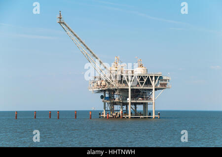 Offshore-Ölbohrplattform im Ozean Stockfoto