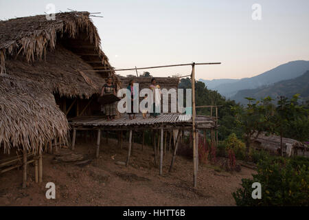 Traditionellen Langhaus, Paniduria Nocte Stamm, Luthon Dorf, Tirap Bezirk, Arunachal Pradesh, Indien Stockfoto