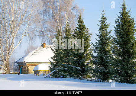 Schöne Landschaft des Winters nach Sibirien, schön, blau, Russland, Sibirien, Schnee, das Haus, den Himmel, das Dorf, das Holz Stockfoto