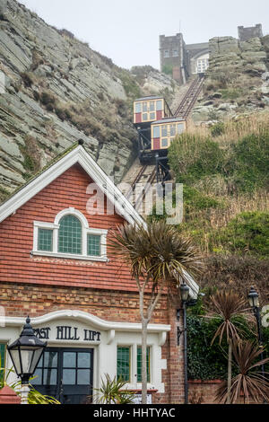 Das East Hill Cliff Standseilbahn Kabel heben Eisenbahn in Hastings an einem kalten Wintertag Stockfoto