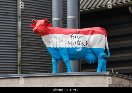 Kuh gemalt in Luxemburg Flagge Farben auf einer Molkerei in Consdorf, Luxemburg Stockfoto