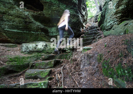 Mullerthal Trail in einer Spalte in den Felsen in der Nähe in der Nähe von Consdorf, Luxemburg Stockfoto