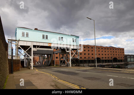 Der Maschinenraum von Stanley Docks Bascule Bridge mit dem Tabak-Lager im Hintergrund Stockfoto