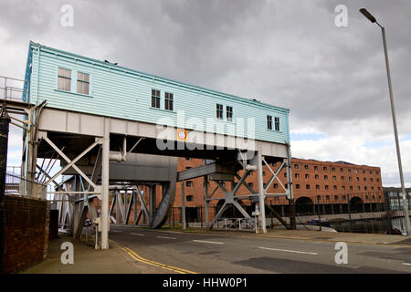 Der Maschinenraum von Stanley Docks Bascule Bridge mit dem Tabak-Lager im Hintergrund Stockfoto