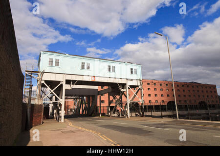 Der Maschinenraum von Stanley Docks Bascule Bridge mit dem Tabak-Lager im Hintergrund Stockfoto