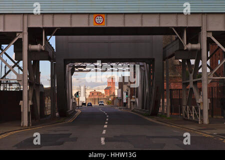 Blick durch die Klappbrücke überquert auf Stanley Docks auf Regent Straße, Liverpool Stockfoto