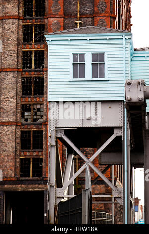 Teil des Maschinenraums der Stanley Docks Bascule Bridge mit dem Tabak-Lager im Hintergrund Stockfoto