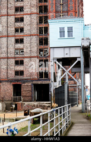 Teil des Maschinenraums der Stanley Docks-Klappbrücke mit dem Tabak-Lager im Hintergrund Stockfoto