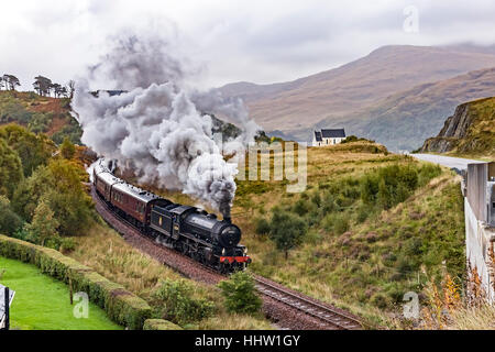 K1-Dampfmaschine Nr. 62034 zieht der jakobitischen vorbei an der berühmten Kirche auf verspielte auf dem Weg nach Mallaig in Schottland Stockfoto