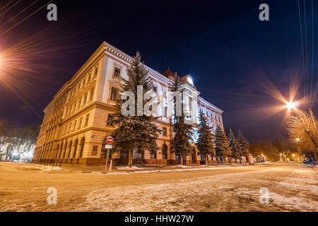 Gebäude der medizinischen Akademie in Ivano-Frankivsk, Ukraine in der Nacht. Stockfoto