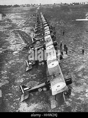 Bombardierung Geschwader - Flotte von Militärflugzeugen in St. Omer, Frankreich während des ersten Weltkrieges 1918 aufgereiht Stockfoto