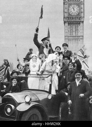 Tag des Waffenstillstands, 11. November 1918, Ende des ersten Weltkrieges. Menschen feiern am 11:00 in Whitehall, London nach Anhörung, die Feindseligkeiten eingestellt hatte Stockfoto