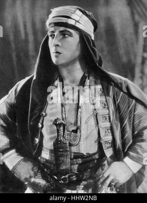 Rudolph Valentino (6. Mai 1895 – 23. August 1926), italienischer geborene amerikanische Schauspieler in Stummfilmen. 1926-Porträt in der Rolle des The Sheik, Stummfilm 1921 Stockfoto