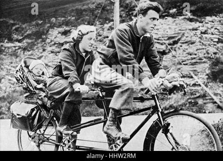 Junge Familie mit dem Tandem Fahrrad, 1930er Jahre Stockfoto
