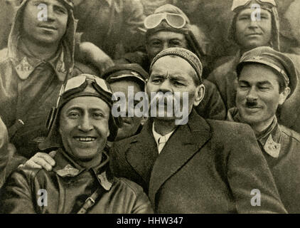 Maxim Gorky (28. März 1868 – 18. Juni 1936), russischer Autor mit sowjetischen Flieger / pilots.1931. Stockfoto