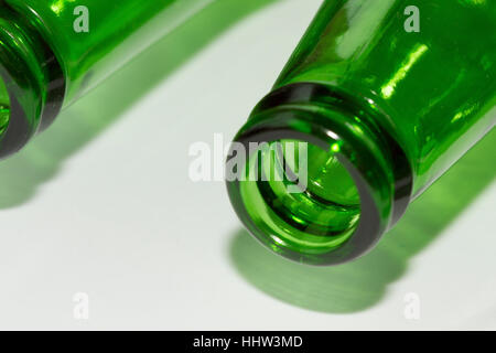 Leere grüne Bierflaschen auf weißem Hintergrund Stockfoto