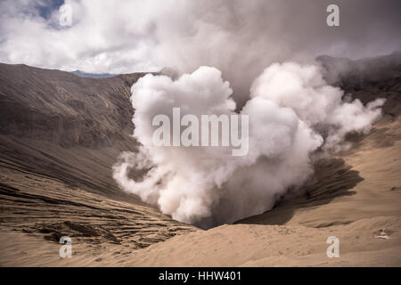 Mount Bromo Vulkan bei Sonnenaufgang in Ost-Java, Indonesien. Stockfoto