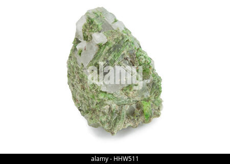 grünes Mineral aus Clorite und Quarz in weißem Hintergrund Stockfoto