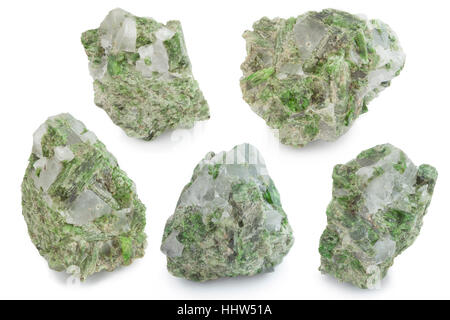 grünes Mineral aus Clorite und Quarz in weißem Hintergrund Stockfoto