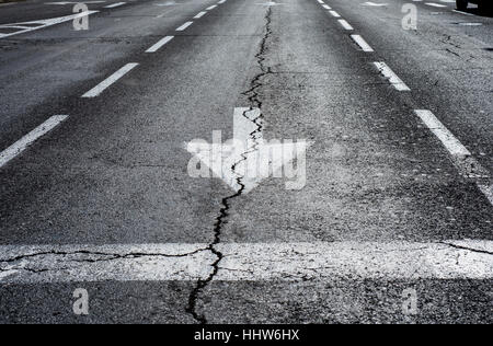 Ampel, knacken gehen gerade Zeichen Pfeile auf asphaltierten Fläche auf dem asphalt Stockfoto