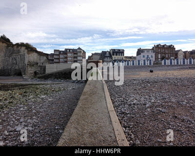 Ebbe im Winter in Yport, Normandie, Frankreich Stockfoto