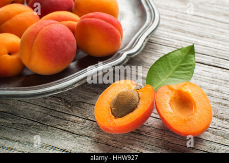 Frische Aprikosen auf Holztisch hautnah Stockfoto