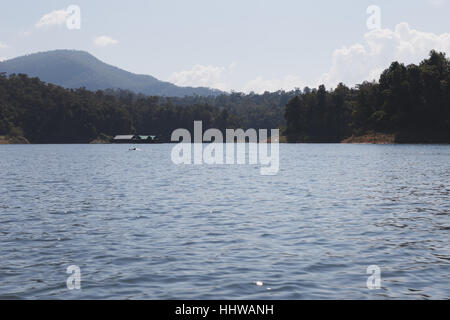 See in den Bergen, Mae Ngad Damm und Reservoir in Thailand Stockfoto