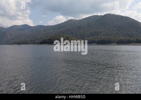 See in den Bergen, Mae Ngad Damm und Reservoir in Thailand Stockfoto