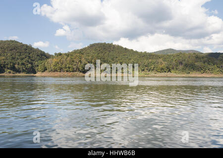 See in den Bergen, Mae Ngad Damm und Reservoir in Thailand Stockfoto