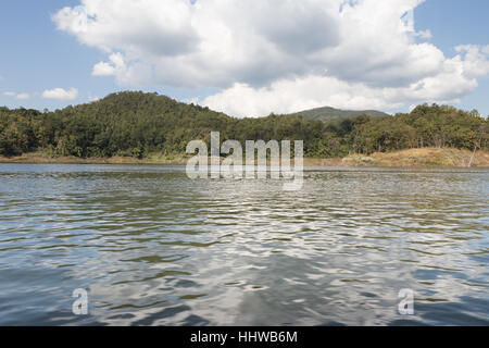 See in den Bergen, Mae Ngad Damm und Reservoir in Thailand Stockfoto