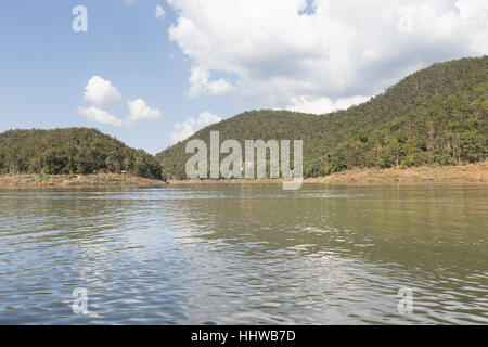 See in den Bergen, Mae Ngad Damm und Reservoir in Thailand Stockfoto