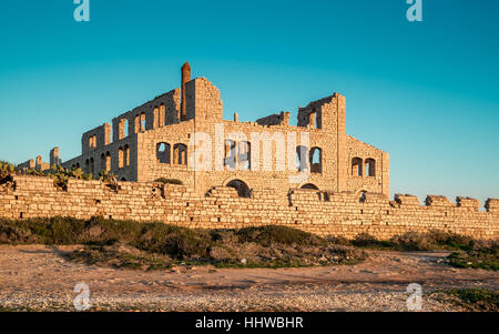 Ruinen einer alten Ziegelei. Zerstörte Industrieanlage in Sampieri (Ragusa) Sizilien, Italien, Europa Stockfoto