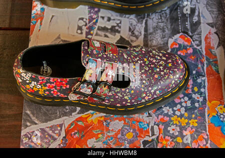 Dr. Martens Floral Pascal Modell Schuhe verkauft für $125 auf ihr Wahlrecht speichern Broadway in Manhattan auf Spring Street. Stockfoto