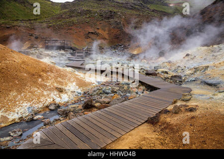 Holzsteg am Krysuvik Geothermie in Reykjanes Halbinsel von Süden Islands Stockfoto