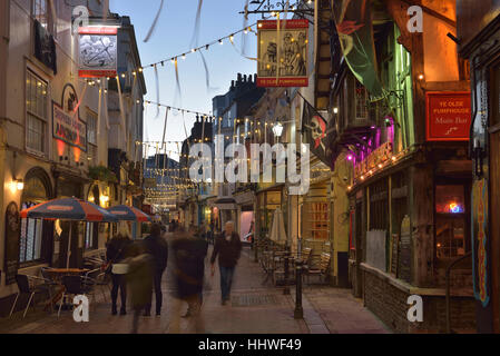 George Street in der Abenddämmerung. Altstadt von Hastings. East Sussex. England. Großbritannien Stockfoto