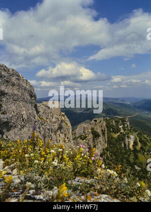 Chateau de Peyrepertuse, Französisch Pyrénées in der Ortschaft Duilhac-sous-Peyrepertuse, Département Aude, Frankreich Stockfoto