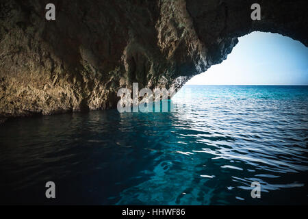 Innenansicht der blauen Grotten, natürliche Küsten Formationen der griechischen Insel Zakynthos im Ionischen Meer. Beliebte touristische destination Stockfoto