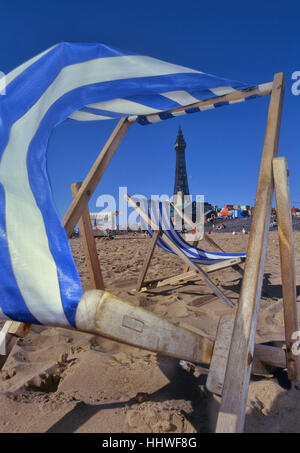 Liegestühle am Strand von Blackpool. Lancashire. England. UK Stockfoto