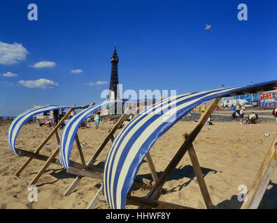 Liegestühle am Strand von Blackpool. Lancashire. England. UK Stockfoto