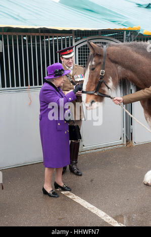 HM Trommel The Queen treffen Mitglieder der Household Cavalry in Combermere Kaserne in Windsor, einschließlich eine Veteran Pferd namens Churchill. Stockfoto