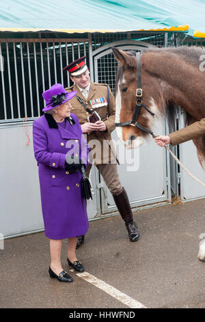 HM Trommel The Queen treffen Mitglieder der Household Cavalry in Combermere Kaserne in Windsor, einschließlich eine Veteran Pferd namens Churchill. Stockfoto