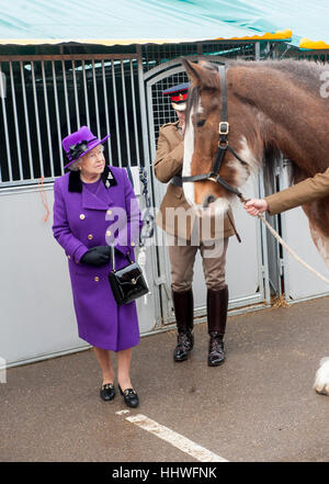 HM Trommel The Queen treffen Mitglieder der Household Cavalry in Combermere Kaserne in Windsor, einschließlich eine Veteran Pferd namens Churchill. Stockfoto