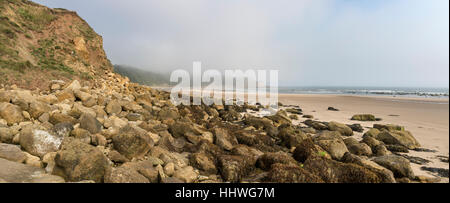 Panorama am Strand von Cayton Bay an der Küste von North Yorkshire, England. Einen nebligen Septembermorgen. Stockfoto