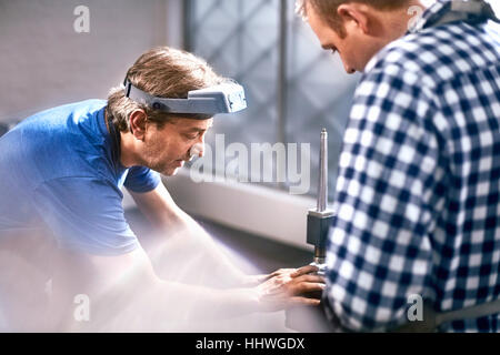 Juweliere mit Ausrüstung in Werkstatt Stockfoto